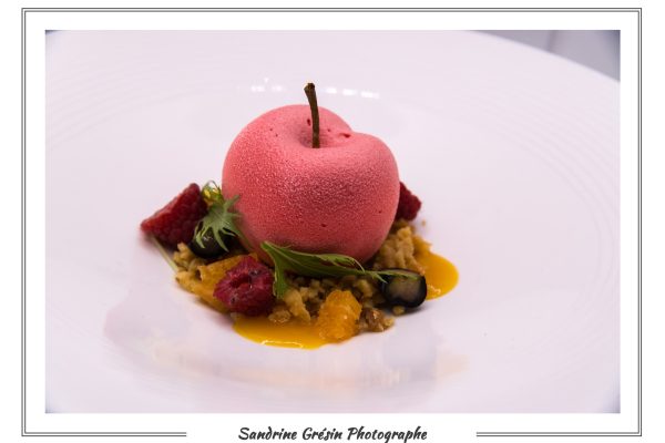 défi culinaire - assiette dessert, pomme glacée sur lit de fruits acidulés