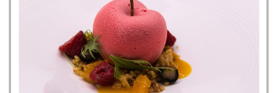 défi culinaire - assiette dessert, pomme glacée sur lit de fruits acidulés